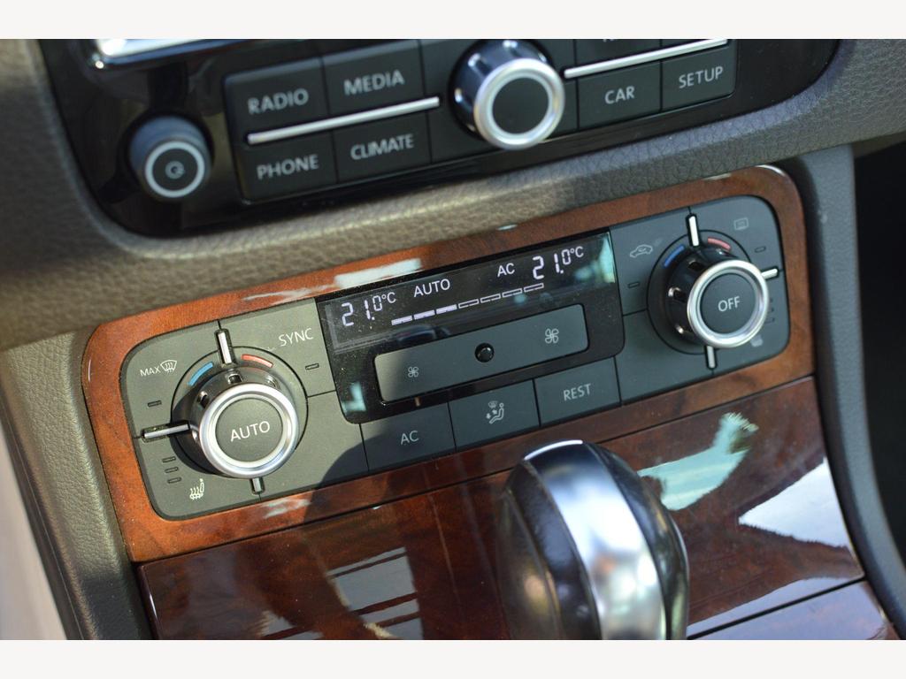 Volkswagen Touareg - Image 22