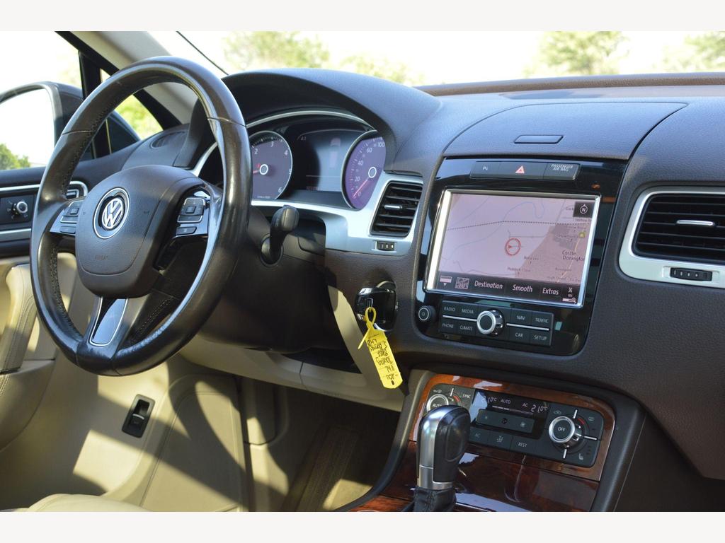 Volkswagen Touareg - Image 13